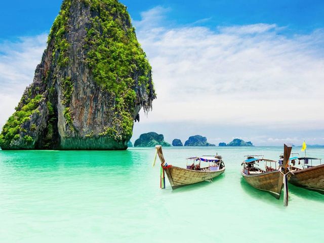 Witte stranden, regenwouden, boomhutten in Thailand