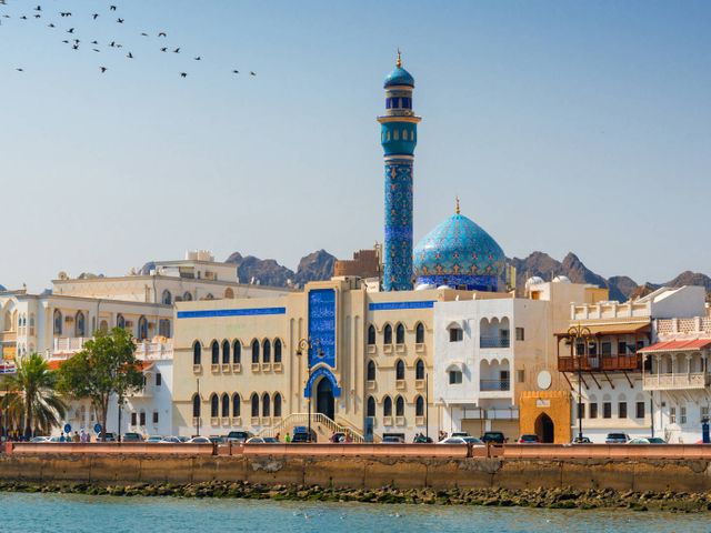 Kamelen, zandduinen en witte stranden in Oman